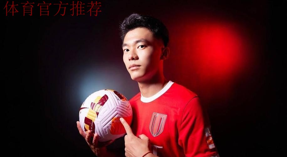 青春之火闪耀三星堆！胡荷韬传递成都世运会“竹梦”火炬！